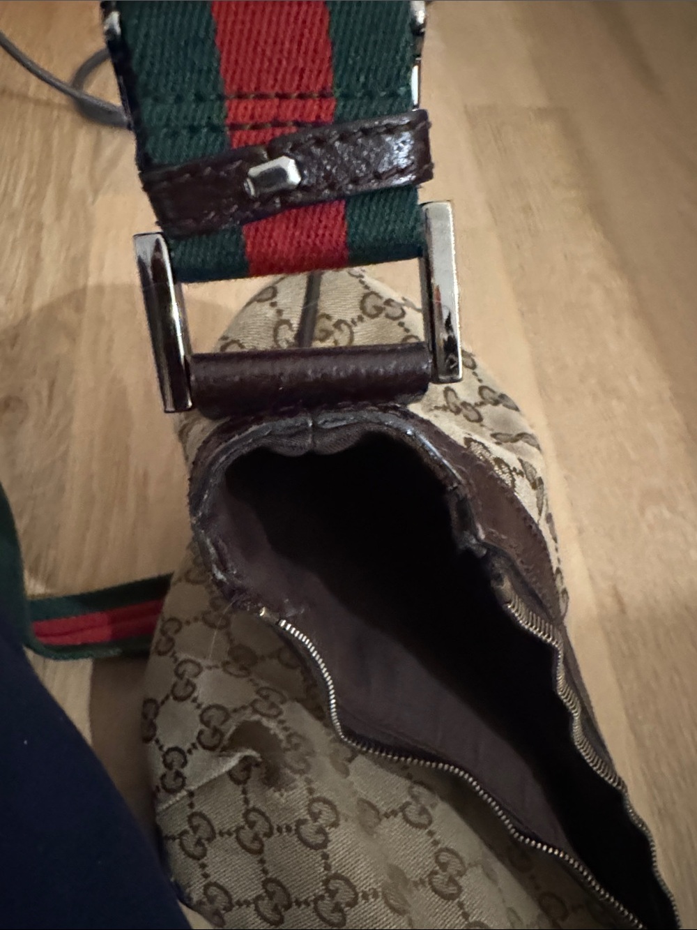 Vintage Gucci Brown GG Logo Crossbody Bag Red Green Strap - Picture 16 of 16